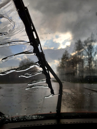 大雨和雷雨过后，雨滴落在窗户玻璃上。农村的场景。有选择性的重点。