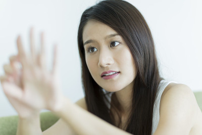 年轻女子修指甲