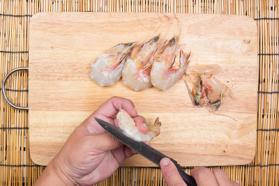 厨师用刀烹饪生虾