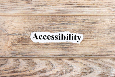 可阅读的文字在纸上。Word accessibility on torn paper。概念的形象