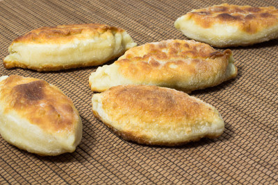 桌子上的油炸肉饼