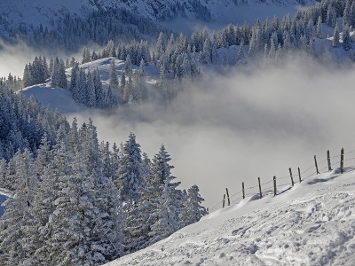 深雪覆盖的山地景观与阳光和雾