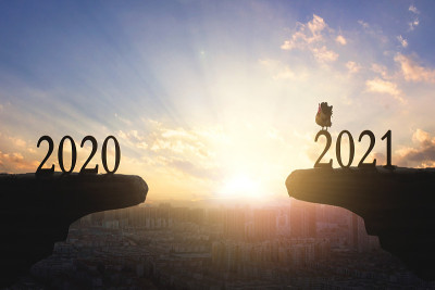 2021概念:2021年的剪影和公鸡在山与城市日落的背景