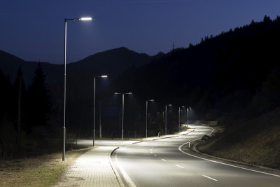 现代路灯与LED技术在晚上，空旷的现代道路