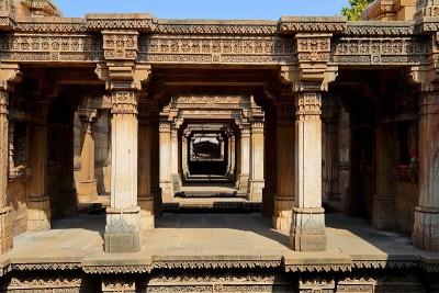 Adalaj stewell是印度古吉拉特邦艾哈迈达巴德附近的Adalaj村的一座印度教建筑。