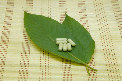 药用胶囊，药物和三叶(kratom)是泰国草药，鼓励健康垫