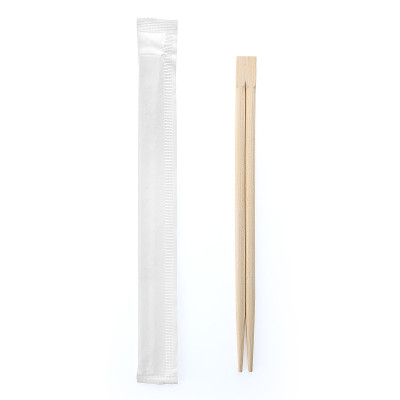 空白木制筷子模型孤立的白色背景。清洁的一次性餐具模型，用于送餐。为模板清理厨房用具。环保餐具，一次性
