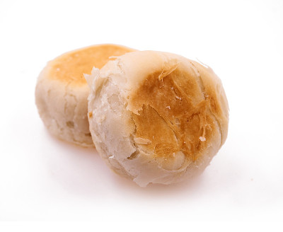 传统绿豆糕孤立在白色背景上。