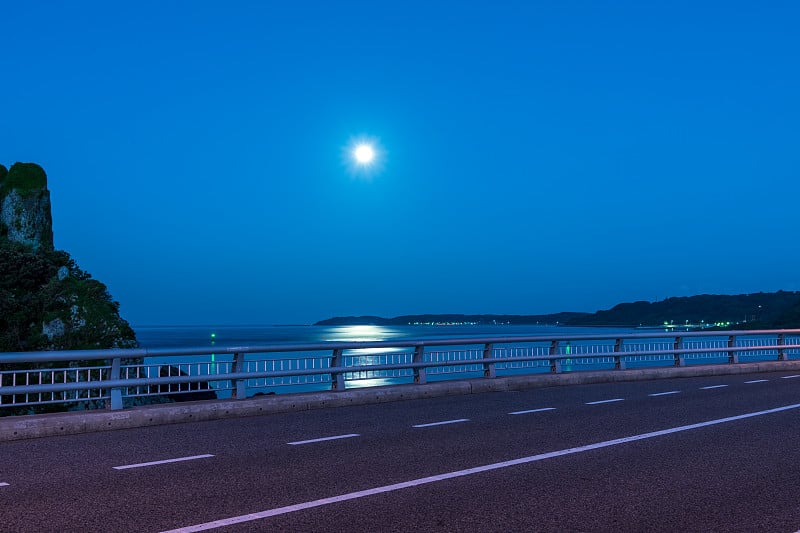 从海啸桥欣赏美丽的大海和月亮夜景