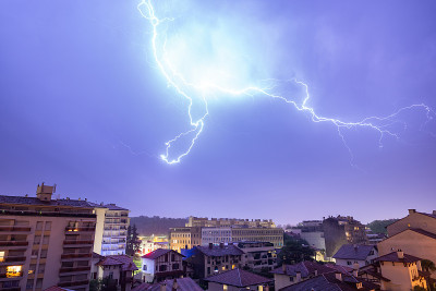 法国贝永的雷雨天气