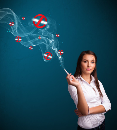 年轻女性吸烟危险的香烟没有吸烟标志