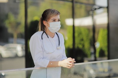 戴面罩的女医生或护士