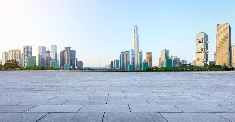 空旷的广场和现代化的城市天际线在深圳全景预览效果