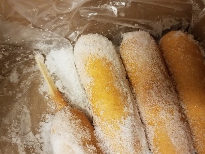 用冰和塑料做成的冷冻玉米条