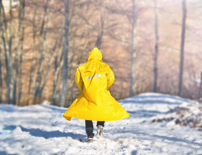 在雪中漫步