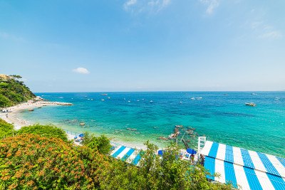 卡普里滨海格兰德海滩的五彩缤纷的海岸