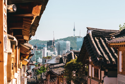 首尔,韩国。观景城市和北川韩屋村与北塔。股票的照片。