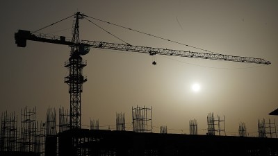 晨曦日出伴云雾，高楼建筑，高架起重机，卖座形象