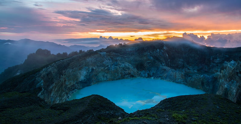 克里穆图在清晨撞击火山口