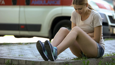 患有腹痛、经痛或消化不良的妇女需要急救