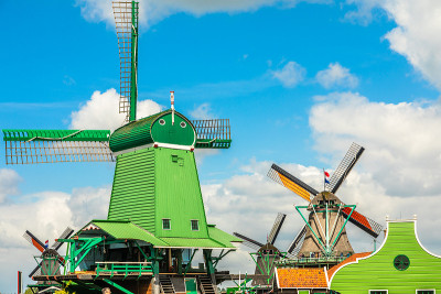 多姿多彩的荷兰风车在Zaan河，Zaanse Schans, Zaandam，荷兰