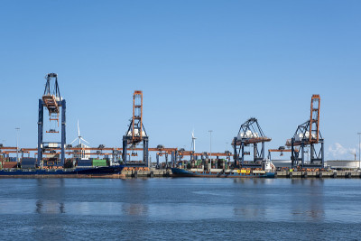 鹿特丹港Maasvlakte上装有大型工业起重机的煤炭码头，用于处理煤炭运输