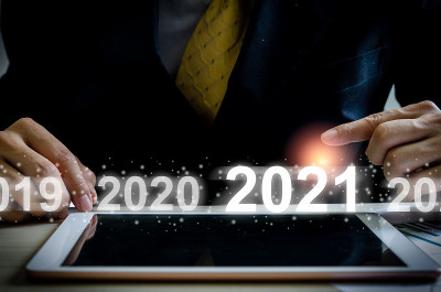 商人的手触摸2021虚拟屏幕。