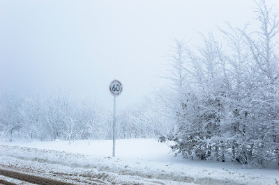 雪地背景上的冰冻限速标志