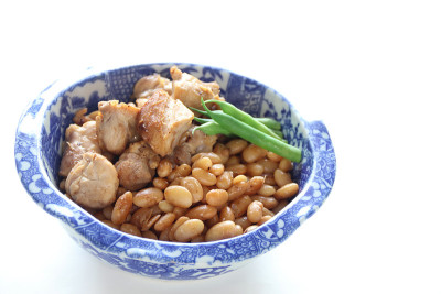 用白芸豆和鸡腿炖的菜肴
