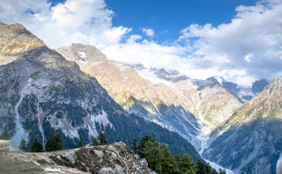白雪覆盖的高山、高山草甸和当地的山区居民点