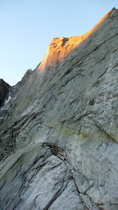 Pizzo Badile的经典东北面和它的许多攀登路线，一个登山者接近著名的Via Cassin