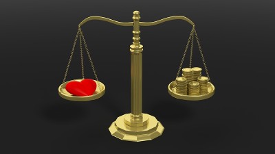 红心和秤上的硬币