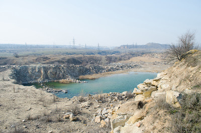 淹没了采石场