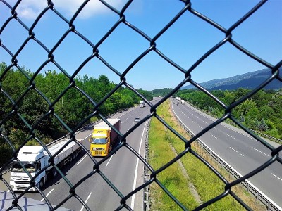 高速公路透过铁丝网。