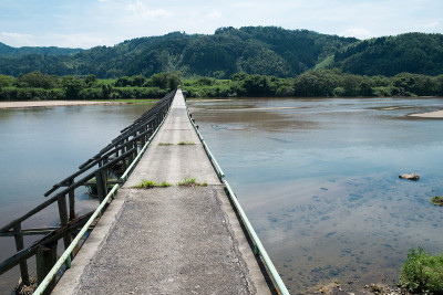 在岛根县的Hii河上悬着一座洪水桥。