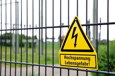 有安全说明的围栏。Sign: Hochspannung - Lebensgefahr, engl。高