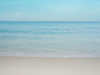 泰国普吉岛海滩上的蓝色海浪