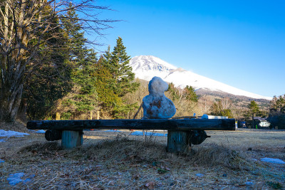 在水津冢公园，我欣赏着富士山在冬季渐近的景色。