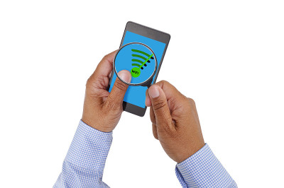 放大镜显示强大的Wifi连接