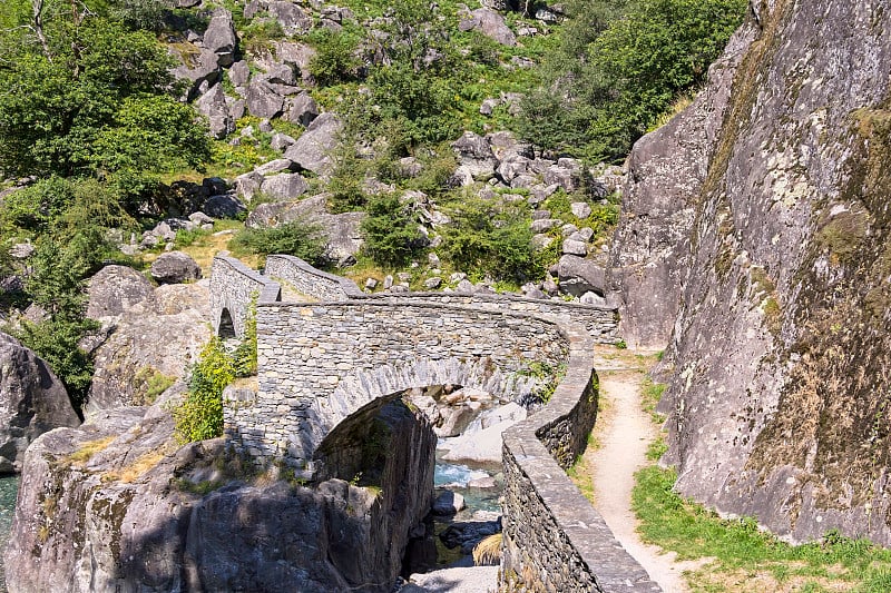 美丽的风景在马吉亚山谷(马吉亚山谷)，一个高山山谷的马吉亚河