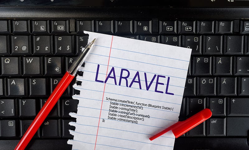 在纸上和笔记本上写Laravel