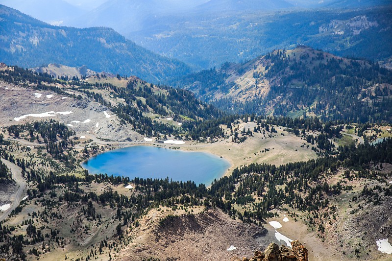 拉森火山国家公园的高山湖