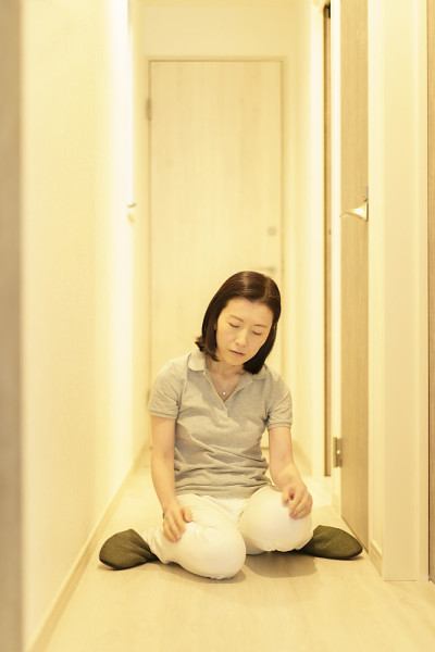 一个中年妇女坐在走廊里