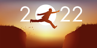 贺卡上有一个男人在2022年从两块石头之间跳过去。
