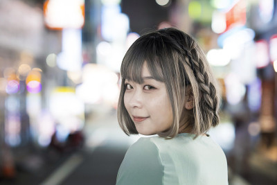 一名年轻女子晚上在东京摆造型