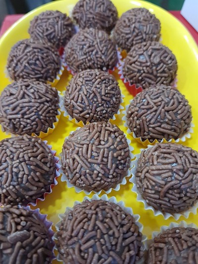 Brigadier (brigadeiro):传统巴西甜。在黄色的背景上。