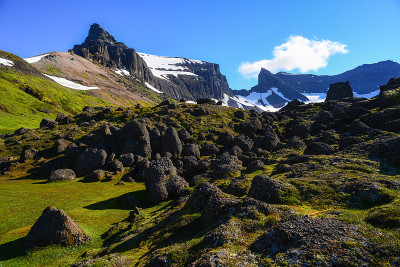 绿色的，布满卵石的Stórurð山谷