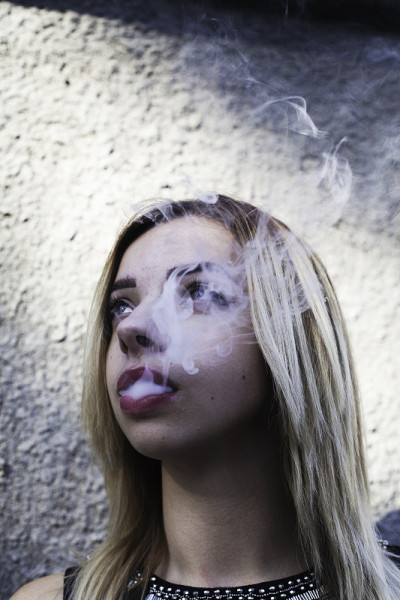 一个吸烟的年轻女孩的肖像