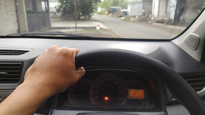 手握着方向盘