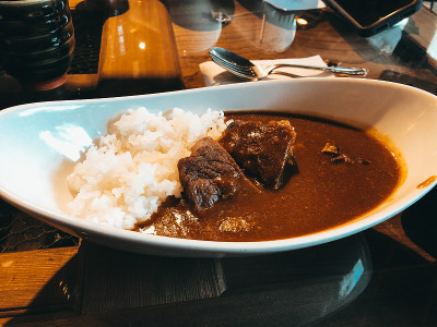 咖喱和牛肉盘上